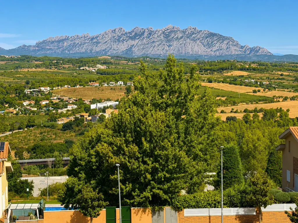 Montserrat sobre los viñedos del Penedès, desde la comunidad
