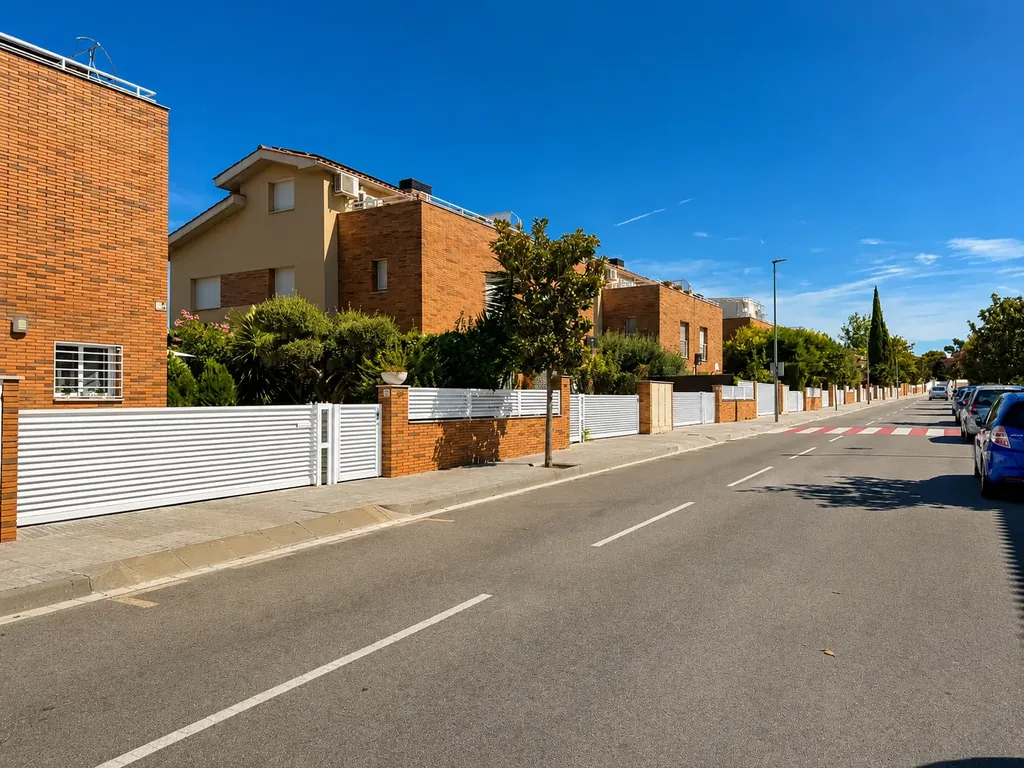 Las casas pareadas amarillas de la comunidad Ámbar