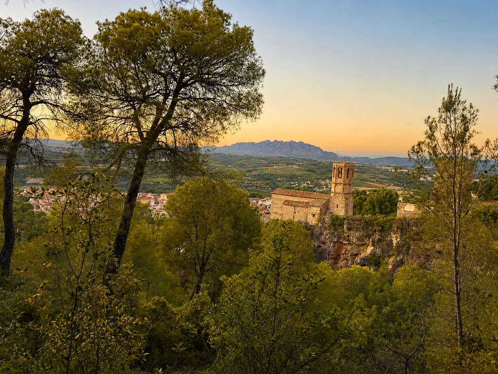 El pueblo de Gelida con su castillo y Montserrat al fondo